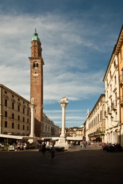 Торре ди Пьяцца на знаменитой площади Синьори в Виченце, Ита — стоковое фото