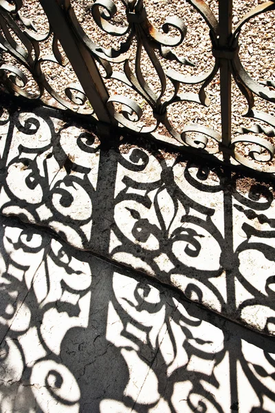Porta in ferro battuto sul giardino con bella ombra vicino alla villa — Foto Stock