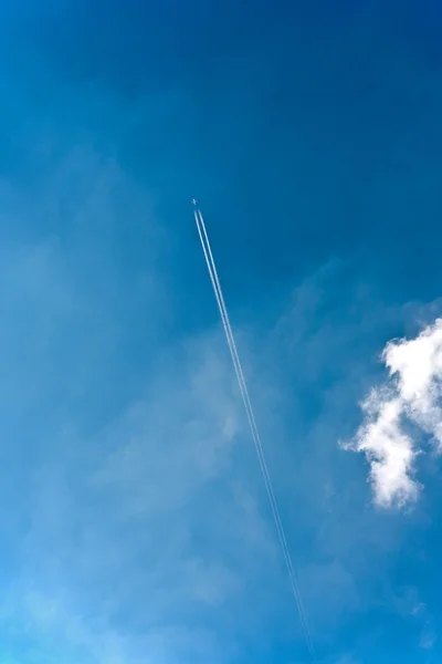 Condensation trail on blue sky — Stock Photo, Image