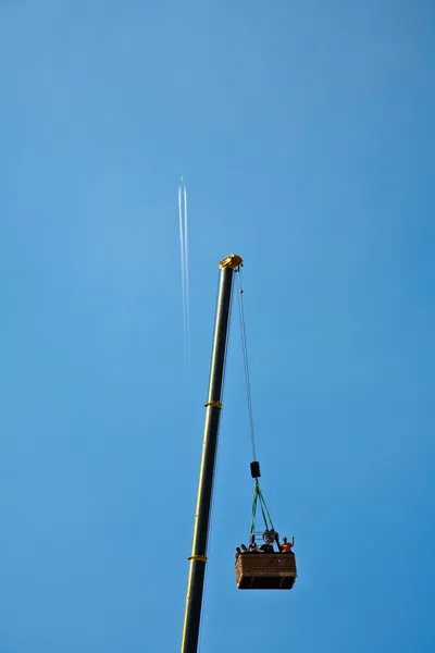 Конденсаційна стежка на блакитному небі щаслива в балончику — стокове фото