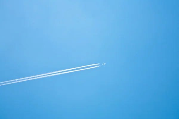 Trilha de condensação no céu azul — Fotografia de Stock