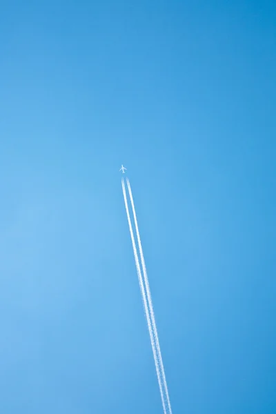 Trilha de condensação no céu azul — Fotografia de Stock