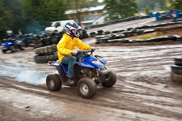 Joven chico es faszinated por quad conducir y joyes es, su cara — Foto de Stock