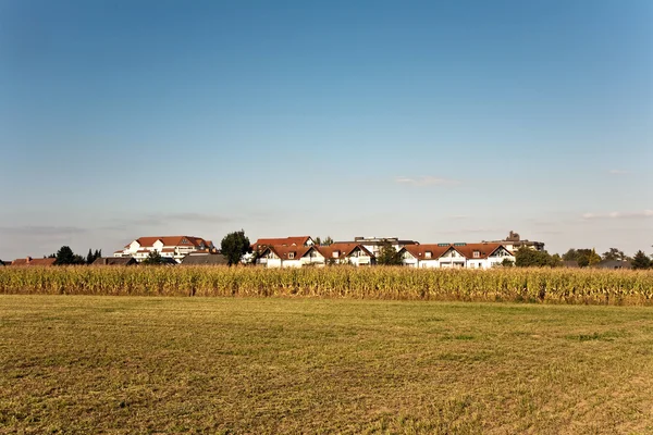 Neu gebautes Wohngebiet in schöner Landschaft mit Blick auf gol — Stockfoto