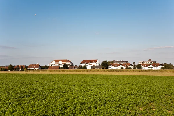 Nieuw gebouwde huisvesting gebied in prachtige landschap met uitzicht over gol — Stockfoto