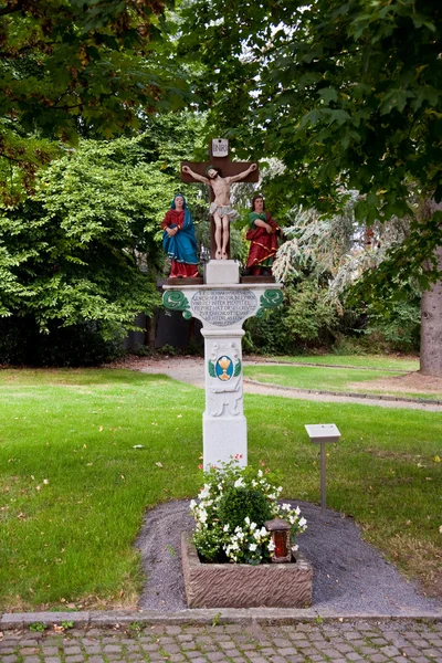 Παλιά Χειροποίητη σταυρό να θυμόμαστε ένα νεκρό ιερέας κοντά trittenheim, — Φωτογραφία Αρχείου
