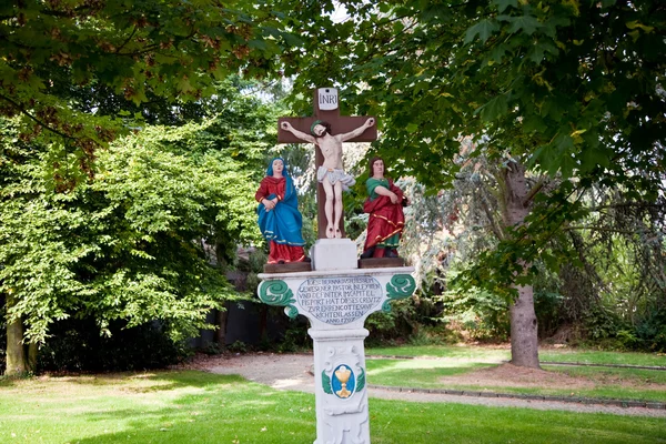 Altes bemaltes Kruzifix erinnert an toten Priester bei Trittenheim, — Stockfoto