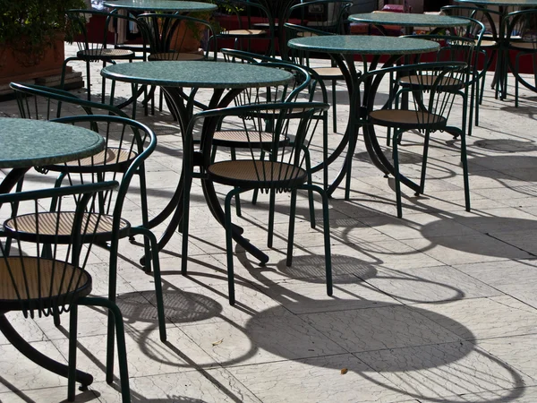 Café tabellen en chaires Franse stijl met schaduw — Stockfoto