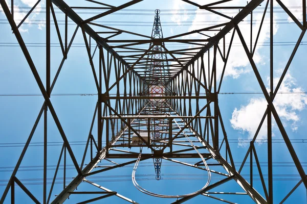 Πύργος της ηλεκτρικής ενέργειας, με το γαλάζιο του ουρανού — Φωτογραφία Αρχείου