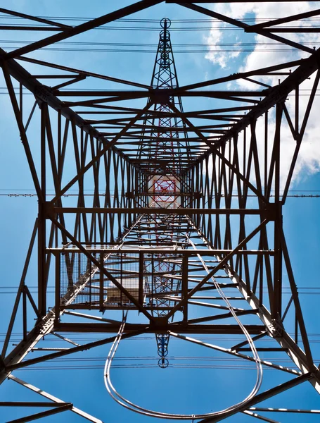 Електрична вежа з блакитним небом — стокове фото