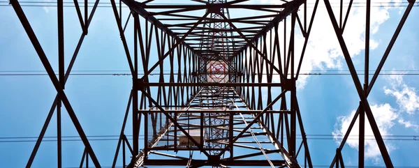 Torre elettrica con cielo blu — Foto Stock
