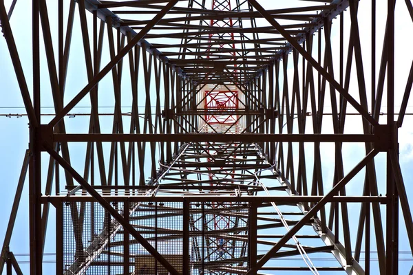 Torre de electricidad con cielo azul — Foto de Stock