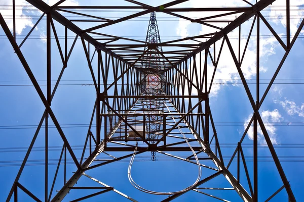 电力塔与蓝蓝的天空 — 图库照片