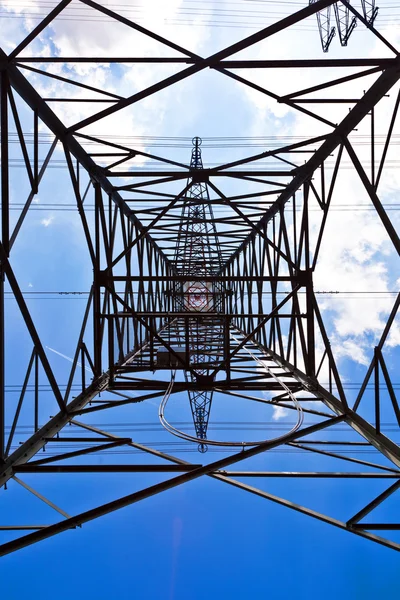 Tour d'électricité avec ciel bleu — Photo