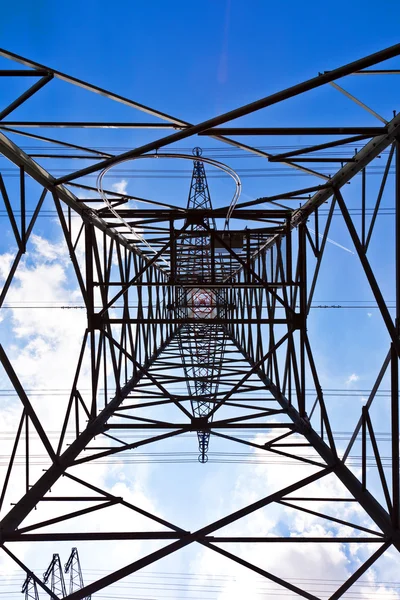 Електрична вежа з блакитним небом — стокове фото