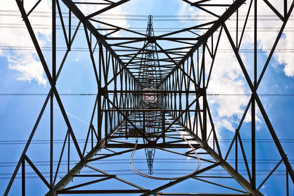 Elektřina věž s modrou oblohou — Stock fotografie