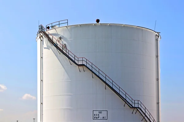 大きな白い工業用タンク — ストック写真