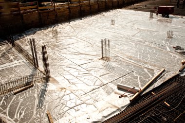 işçiler, demir ile bir bina taban plakası armoring