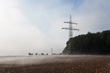 sisli bir havada güzel manzara acres ile kurulmuş pilon