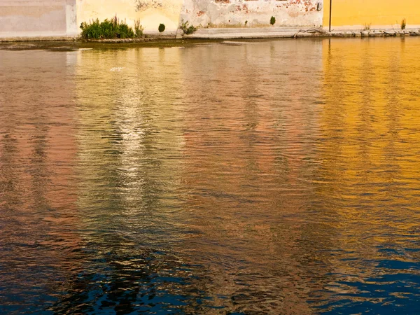 Espelho colorido no rio Brenta na aldeia romatntic — Fotografia de Stock