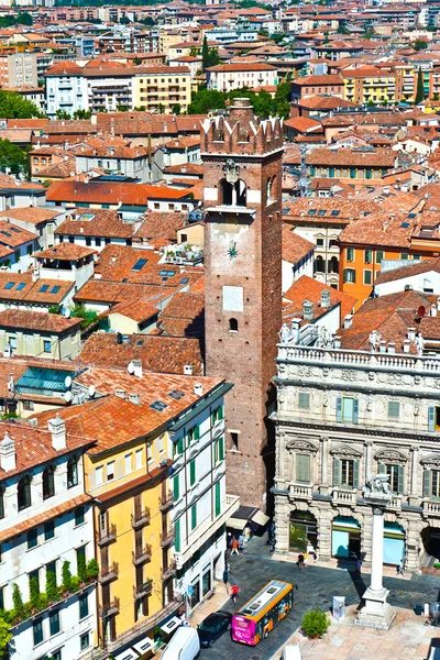 Torre dei lamberti w piazza delle erbe, verona — Zdjęcie stockowe