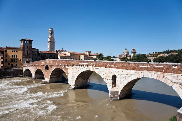 Eski Roma köprüsü nehir etsch yayılan — Stok fotoğraf