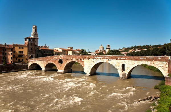 A régi római híd ível a folyó etsch — Stock Fotó