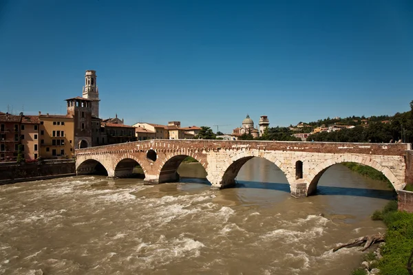 Il vecchio ponte romano attraversa il fiume Etsch — Foto Stock