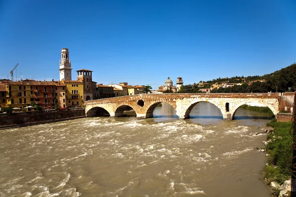 De oude Romeinse brug overspant de rivier etsch — Stockfoto