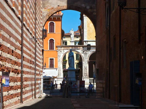 Standbeeld van Dante in piazza signori in verona Italië — Stockfoto