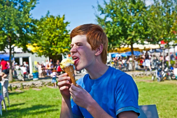 Menino lambendo sorvete em um cone — Fotografia de Stock