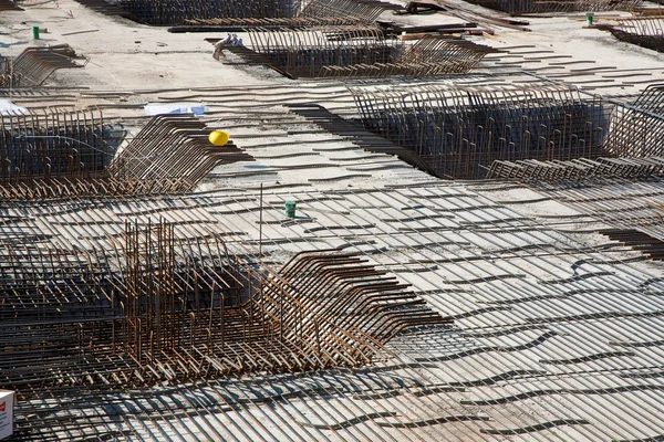 Бронирование на строительной площадке для стабилизации фундамента из железа — стоковое фото