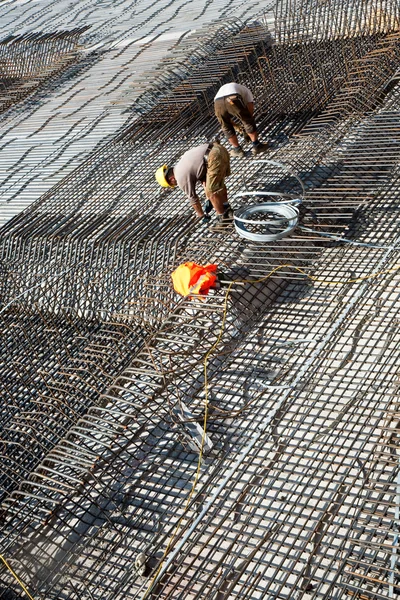 Arbeiter bereiten die Bodenplatte vor — Stockfoto