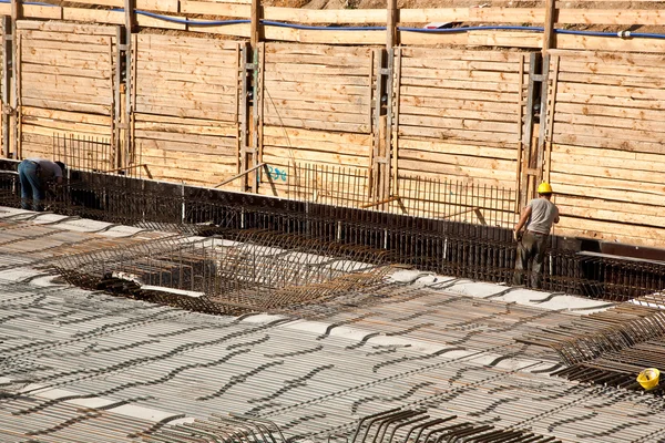Blindaje en el sitio de construcción para estabilizar el fundamento de hierro —  Fotos de Stock