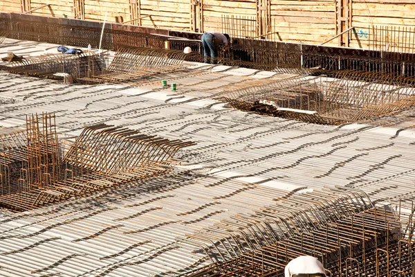 Demirden yapılmış fundament stabilize etmek bina sitesinde armoring — Stok fotoğraf