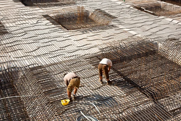 Armando no local de construção para estabilizar o fundamento feito de ferro — Fotografia de Stock