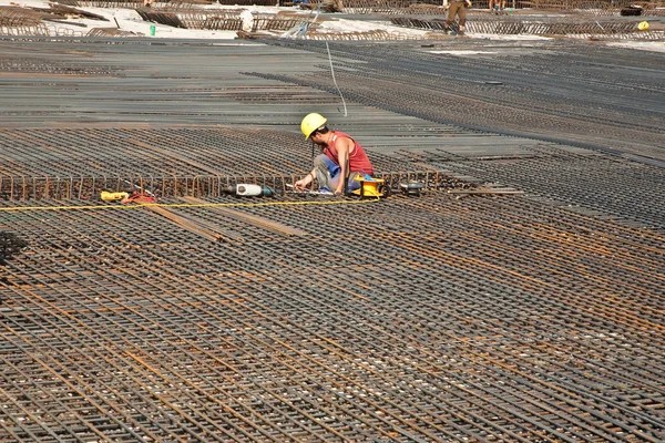 I lavoratori stanno blindando la piastra di base di un edificio con ferro — Foto Stock