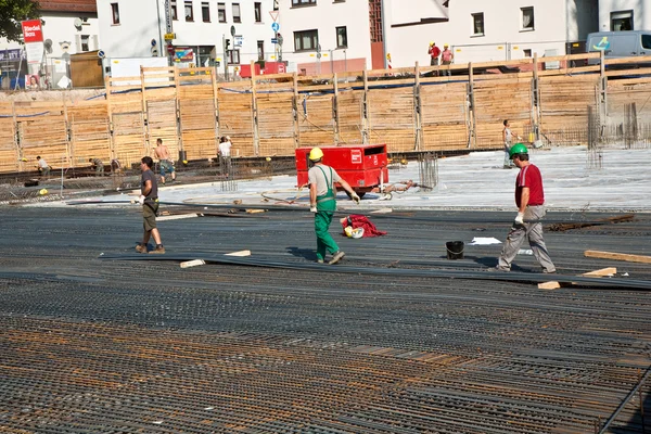 Arbeiter panzern die Bodenplatte eines Gebäudes mit Eisen — Stockfoto