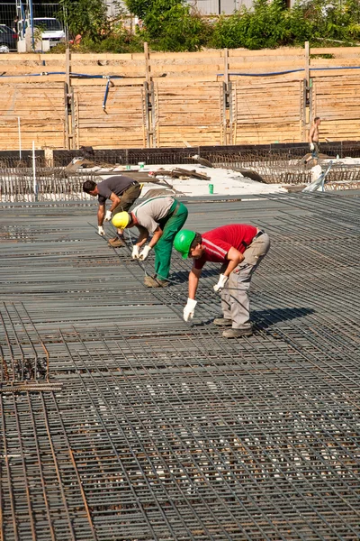 労働者は鉄と建物のベース プレートを armoring します。 — ストック写真