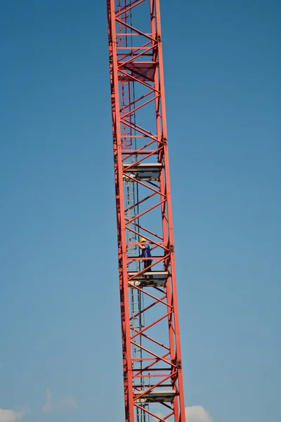 Homem subindo a torre guindaste — Fotografia de Stock
