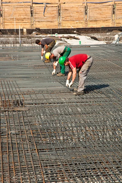 Arbeiter bereiten die Bodenplatte vor — Stockfoto