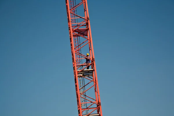 Uomo che sale sulla gru a torre — Foto Stock