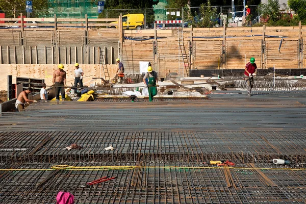 Taban plakası hazırlanması inşaat sahasında işçiler — Stok fotoğraf