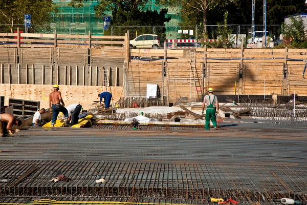 Arbeiter auf der Baustelle bereiten die Bodenplatte vor — Stockfoto