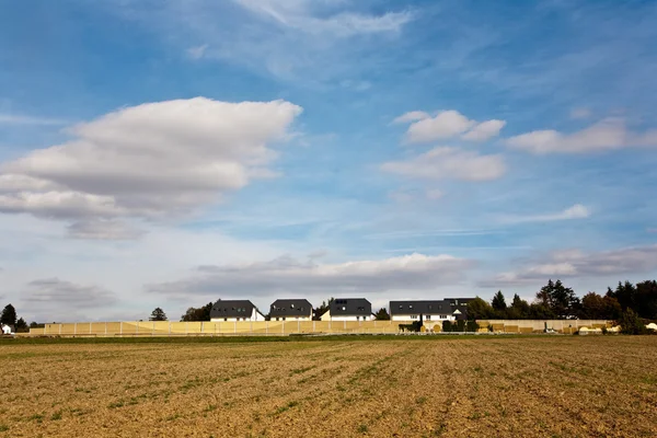 Nyligen plogad fält med vacker blå himmel på horisonten — Stockfoto