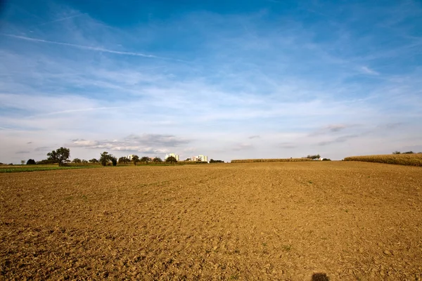 Campos recién arados con hermoso cielo azul en el horizonte — Foto de Stock