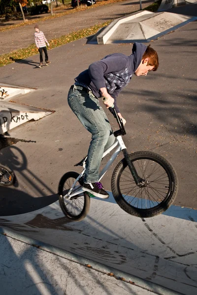 Kızıl saçlı genç çocuk bisikleti skate Park ile atlama — Stok fotoğraf