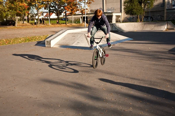 Хлопчик їде на своєму велосипеді на скейтпарку — стокове фото