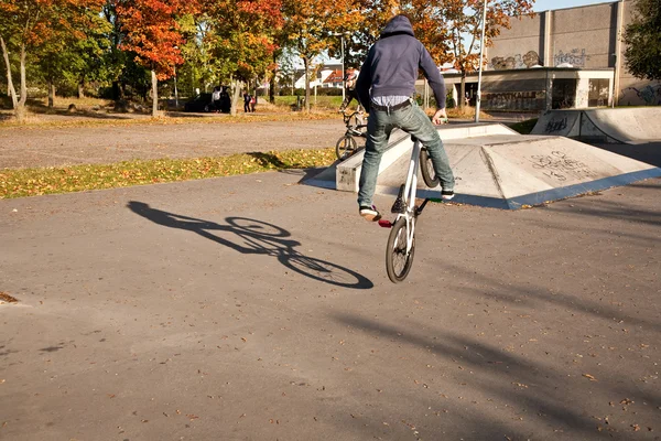 Menino andando de bicicleta no parque de skate — Fotografia de Stock