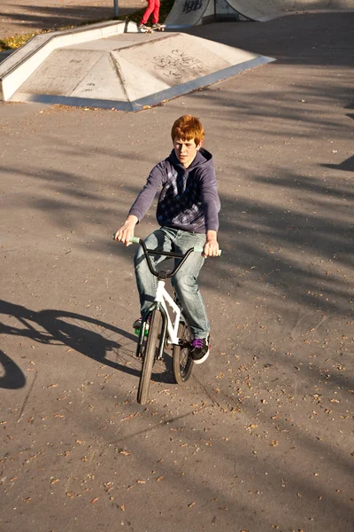 Pojke ridandes på sin cykel på skatepark — Stockfoto